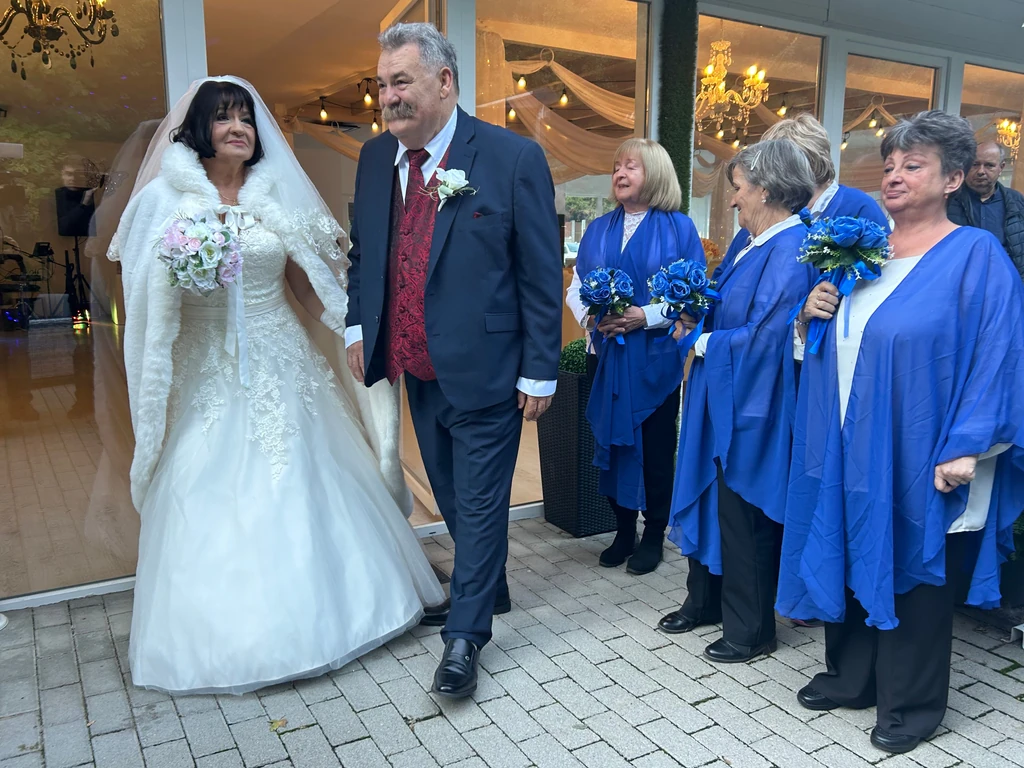 Indulás az anyakönyvvezető elé. Lajsz Andrásék Kismaroson tartják az esküvővőt