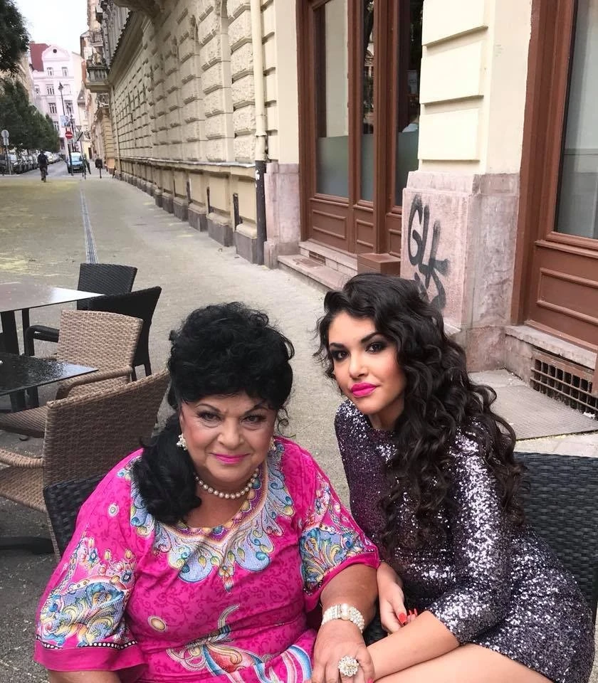 Bangó Margit és dédunokája, kis Tina régóta egy fedél alatt élnek