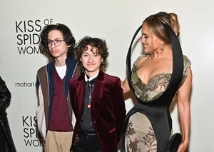 Jennifer Lopez tavaly ősszel a filmje premierjén az ikrekkel, a szemüveges Maxszel és az azóta Oskar nevet viselő Emme-mel