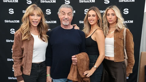 Sylvester Stallone a feleségével, Jennifer Flavinnel és a három lányuk közül kettővel  