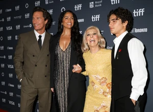 Matthew McConaughey, a felesége, Camila, az édesanyja, Mary Kaye McCabe és fia, Levi