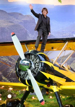 Tom Cruise híresen nem ad sok munkát a dublőrjének, ráadásul a kamerákon kívül is szereti feszegetni a határait. Szabadidejében gyakran indul extrém hegymászó túrákra, sokszor egyedül vág neki a nehéz útvonalaknak. Ez komoly fizikai felkészültséget, tökéletes koncentrációt és rengeteg tapasztalatot igényel: a természetben egy apró hiba is végzetes következményekkel járhat.