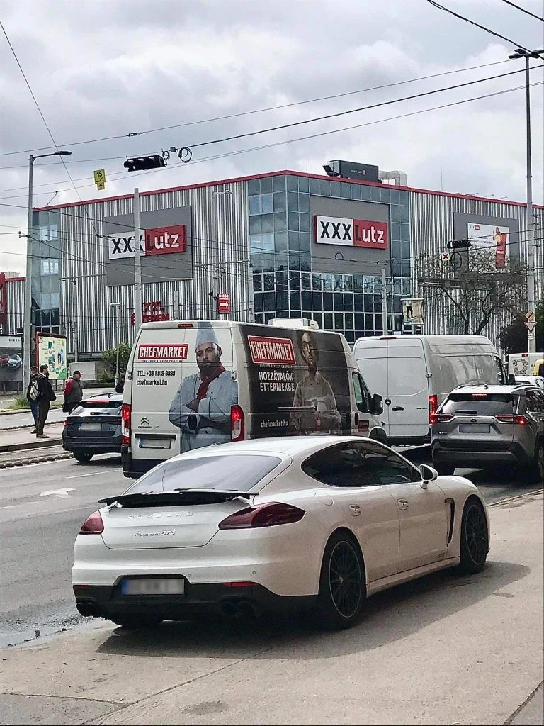 A hófehér Porsche feltűnt már az Örs vezér terén is (Fotó: Archív)