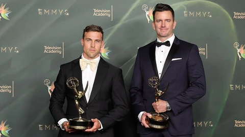 Tóth Gyula (jobbra) és kollégája, Zach Roberts a frissen megkapott Emmy-díjukkal 