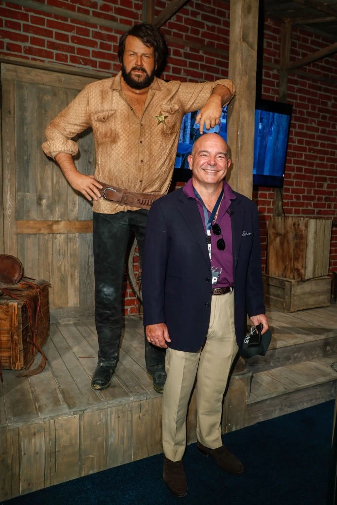 Giuseppe Pedersoli édesapja szobra előtt a berlini Bud Spencer Múzeumban