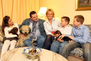 Galambos Lajcsi feleségével és gyerekeivel