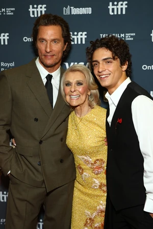 Matthew McConaughey, az édesanyja, Mary Kaye McCabe és fia, Levi