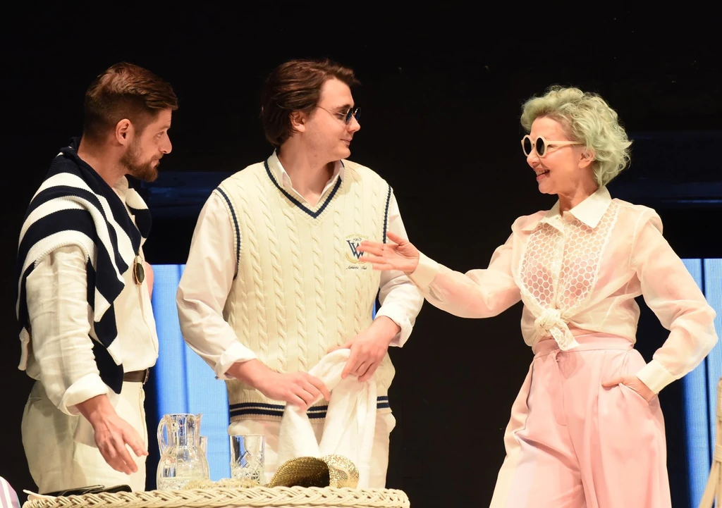 Eszenyi Enikő a Csodálatos vagy, Júlia! című Játékszín-előadásban (Fotó: Olajos Piroska/fotocentral.hu)