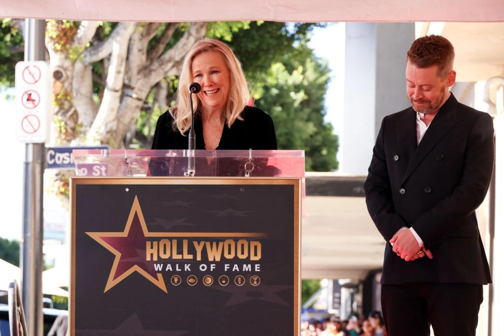 Catherine O'Hara, Kevin filmbeli édesanyja és Macaulay Culkin 2023-ban, amikor a színész csillagot kapott a hollywoodi Hírességek sétányán (Fotó: Getty Images)