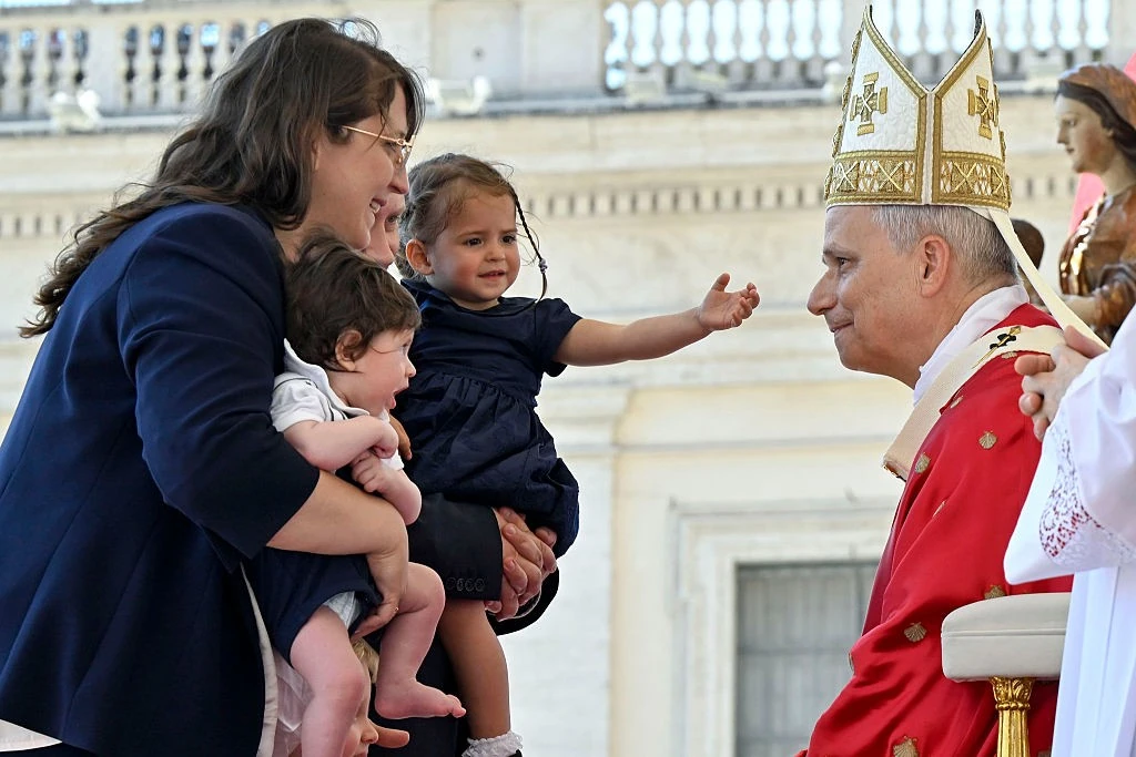 Ha a tömegben gyerekeket lát, mindig megáldja őket
