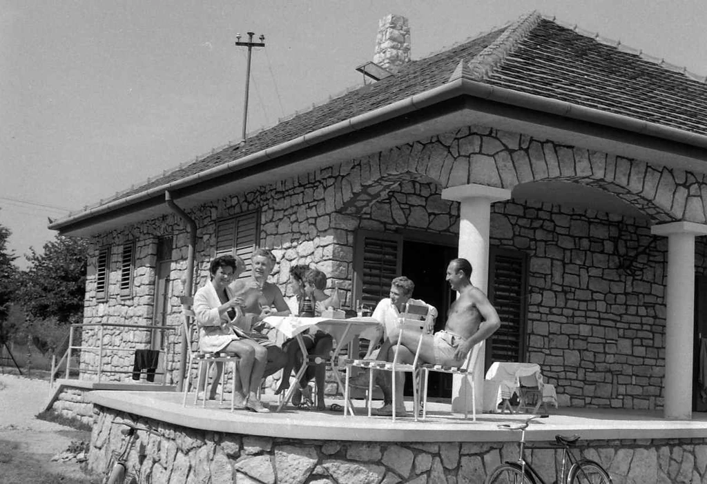 Simándy József és családja a balatongyöröki nyaralójukban