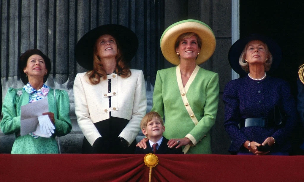 Harry herceg Margit hercegnő, a yorki hercegné, a walesi hercegné és a kenti hercegné társaságában a Buckingham-palota erkélyén 1990-ben