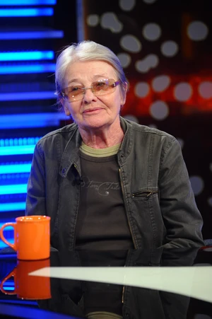 Törőcsik Mari Heves megyében, Pély községben látta meg a napvilágot Törőcsik Marián néven 1935-ben. A fura keresztév titka, hogy a jegyző elírta a azt, így a Mariannból Marián lett. A művésznő az első négy osztályt abban az iskolában végezte, ahol apja igazgató volt, majd Egerbe, az angolkisasszonyokhoz került, és az orsolyák rendházában működtetett kollégiumban lakott. Apácának készült, ám az államosításkor az iskolája megszűnt, így a terve sem valósulhatott meg
