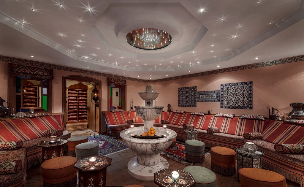 A pihenőszoba a hamam utolsó színhelye. Itt tea, gyümölcsök és egy olajos kényeztetés vár ránk