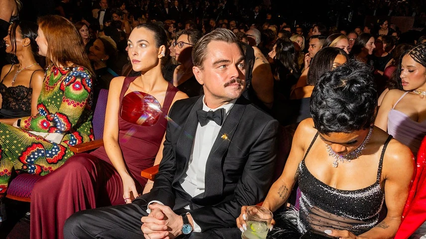 Leonardo DiCaprio az idei Oscar-gállán, mellette balra burgundivörösben a barátnője, Vittoria Ceretti. A színész mostani formája ehhez képest jóval teltebb