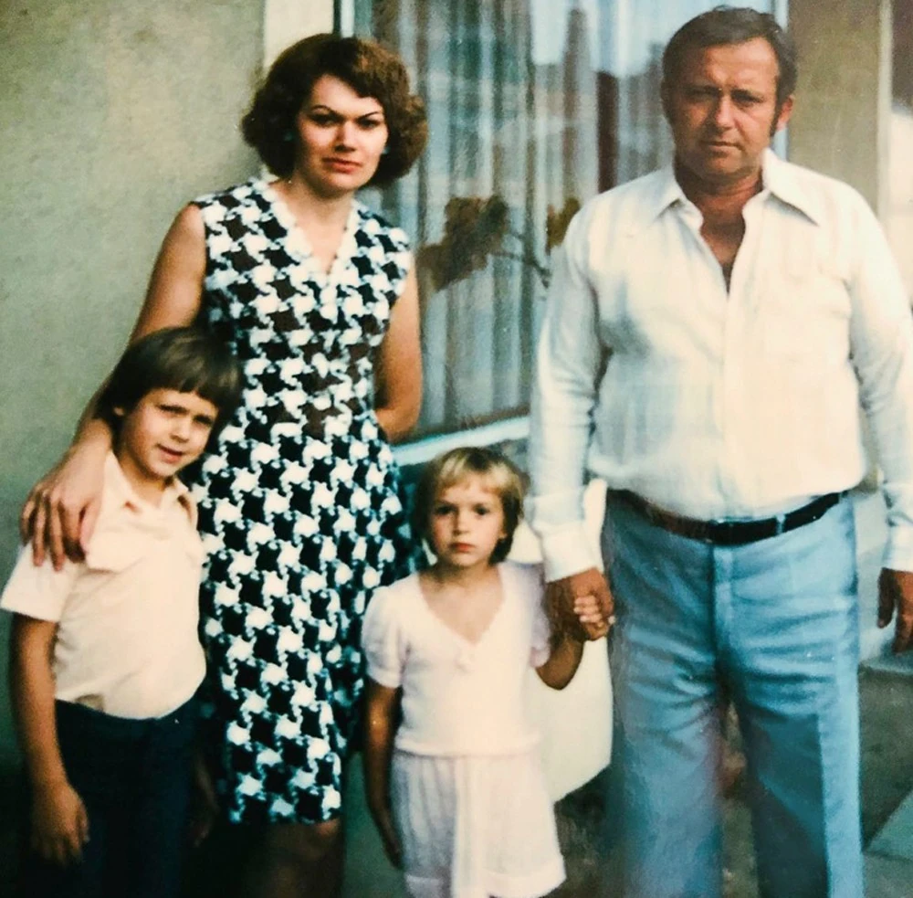 Szüleivel és testvérével (Fotó: Archív)