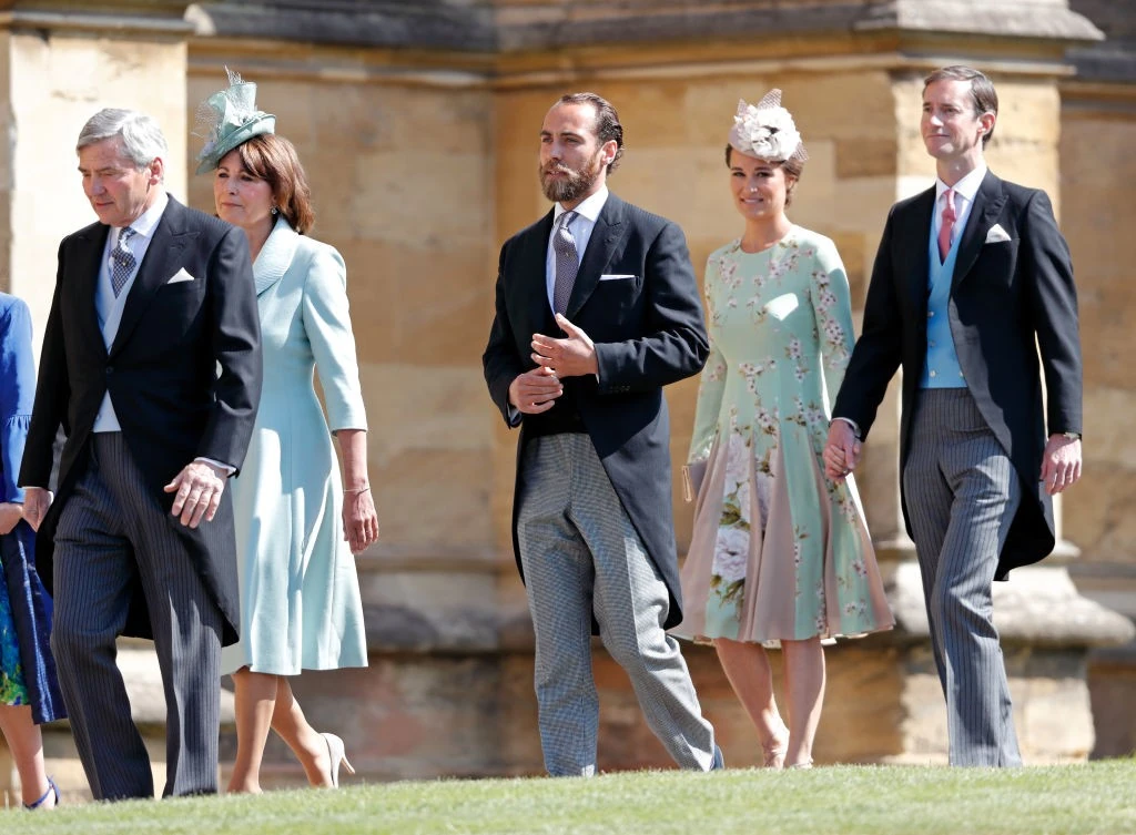 Együtt a Middleton család: elől a szülők, hátul Kate öccse, James, a húga, Pippa és férje (Fotó: Getty Images)