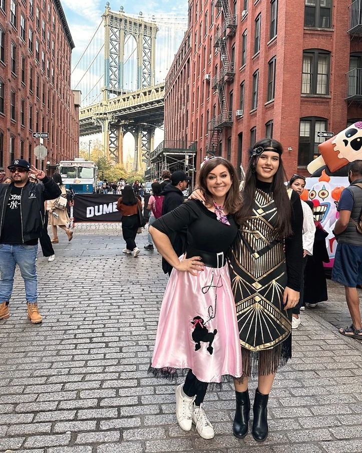 Erdélyi Mónika és lánya, Molli: Halloween-jelmezben Brooklyn művésznegyedében