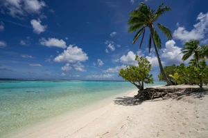 A türkizkék lagúnát egy 13 apró korallszigetből álló atoll veszi körbe