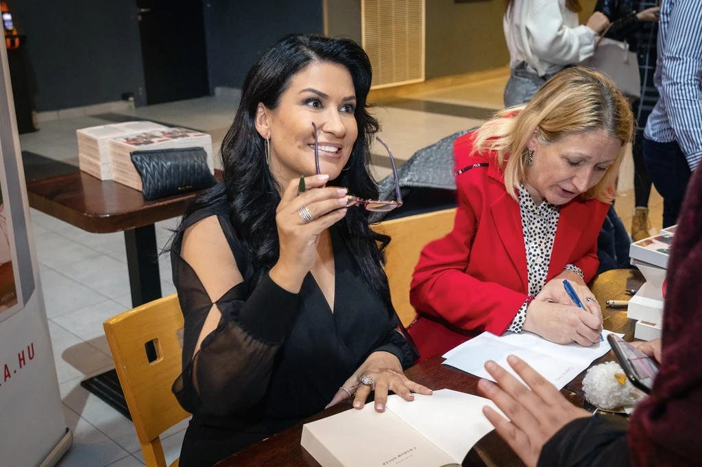 Sorban álltak a rajongók, csak hogy találkoz­hassanak vele (Fotó: Birton Szabolcs/fotocentral.hu)