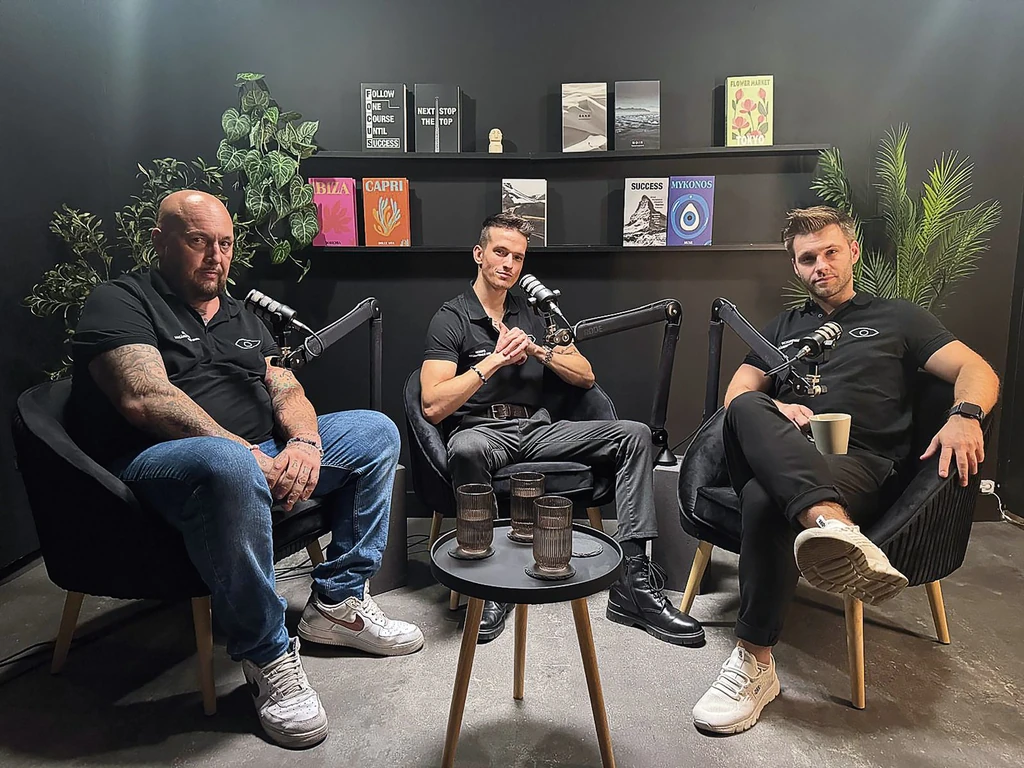 Sándor Lászlóval, a Tini Felügyelet alapítójával és lmes „testvérével”, Gombos Krisztiánna (Fotó: Archív)
