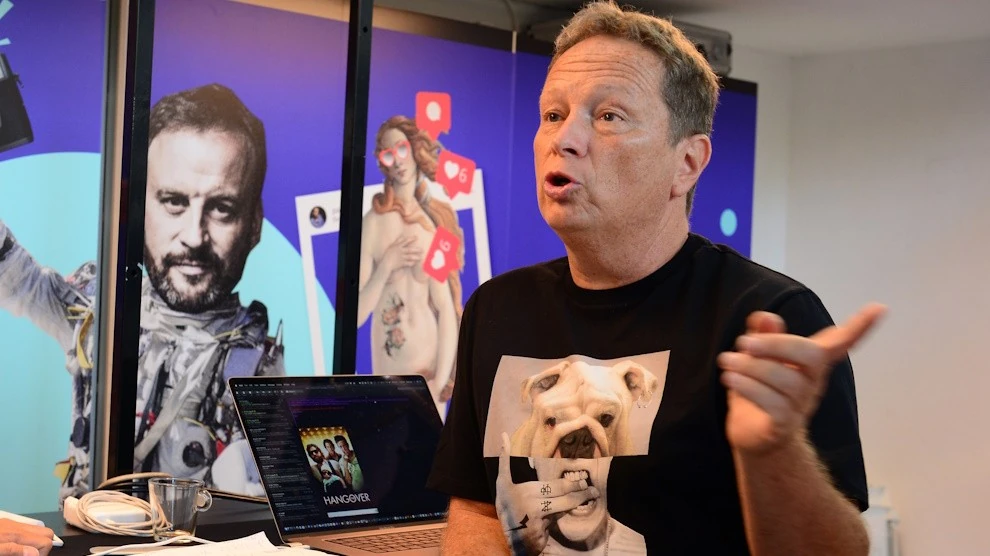 A sorozathoz Geszti Péter átdolgozta a kor nagy slágereit