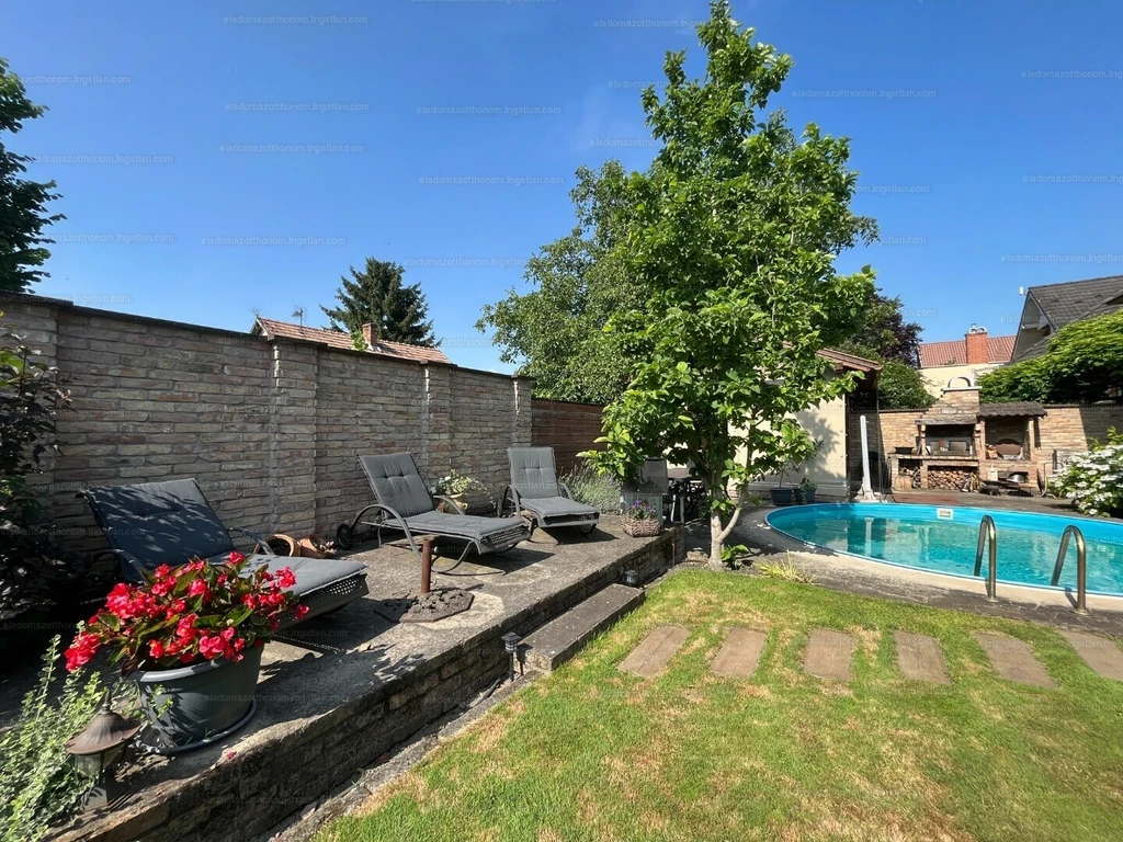 A ház körül parkosított udvar és medence található (Fotó: ingatlan.com)