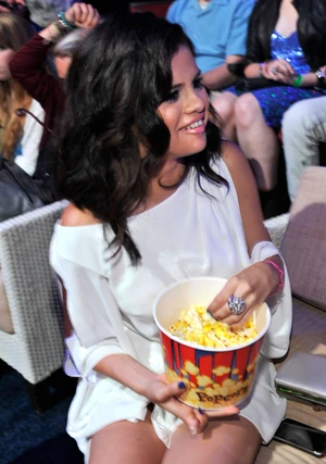 Selena Gomez gyereksztárként lett ismert, mára feleség és dívaszerepben is tündököl, de egy gyerekkori furcsa szokását nem vetkőzte le. Bizarr szokása szinte mindenhez a savanyú uborka levét fogyasztani! Annak idején a moziba is becsempészett magával egy üveg savanyú levet, és abba mártogatta a pattogatott kukoricáját!