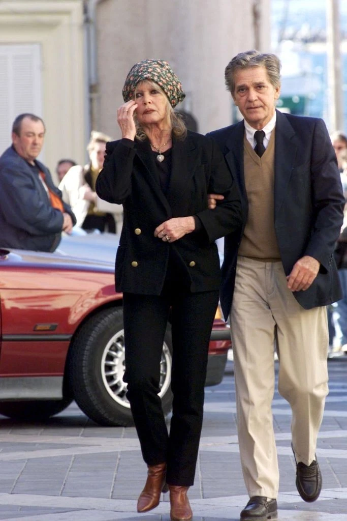 Brigitte Bardot és Bernard d’Ormale a színésznő korábbi férje, Roger Vadim temetésén 2000-ben 
