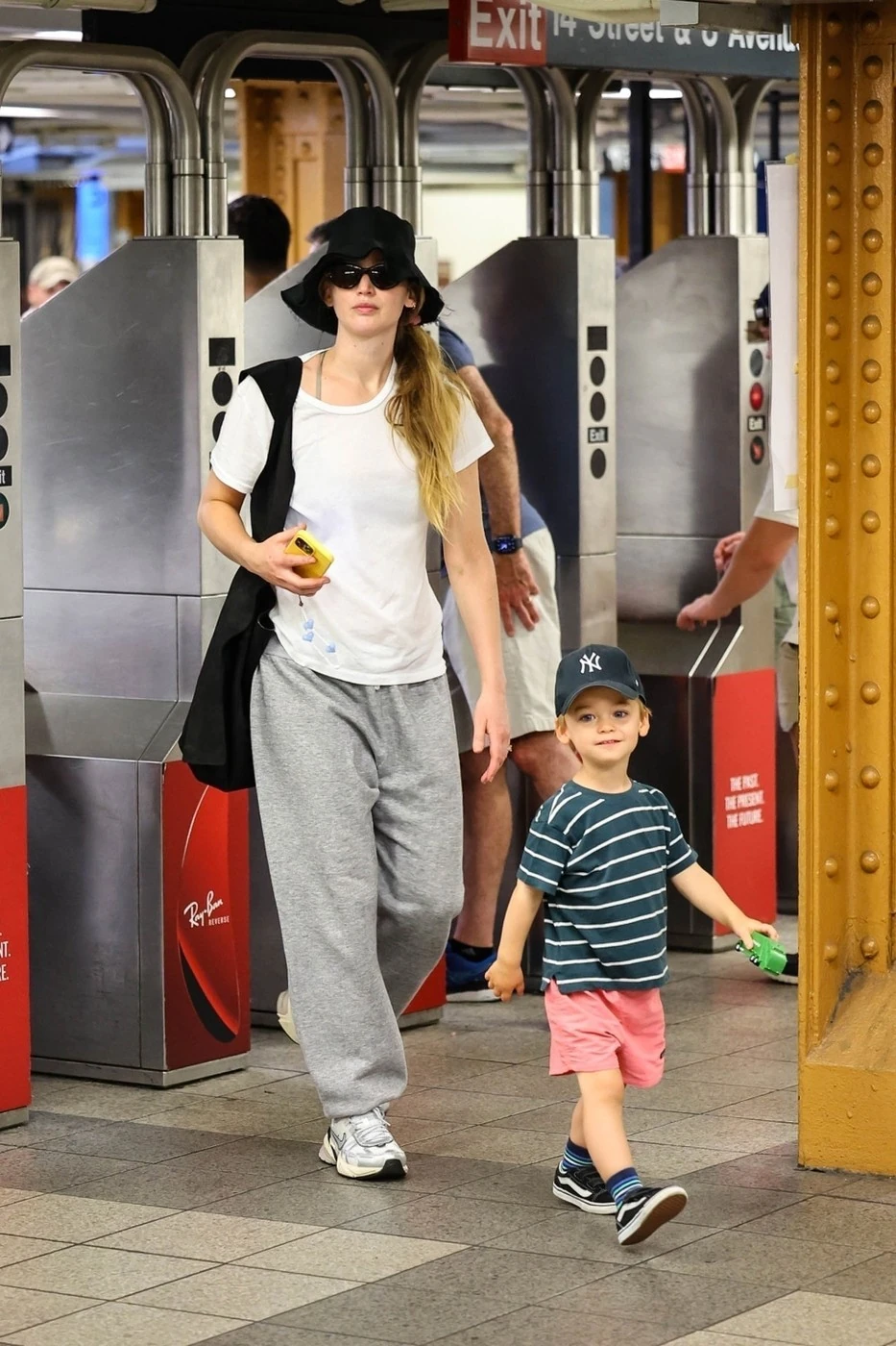 Jennifer Lawrence nagyobbik fia, Cy már négyéves