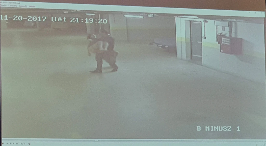 Így vitte B. László VV Fannit az eltűnése napján. A bírósági tárgyaláson levetítették a Fanni lakóházának mélygarázsban rögzített videót (Fotó: Archív)