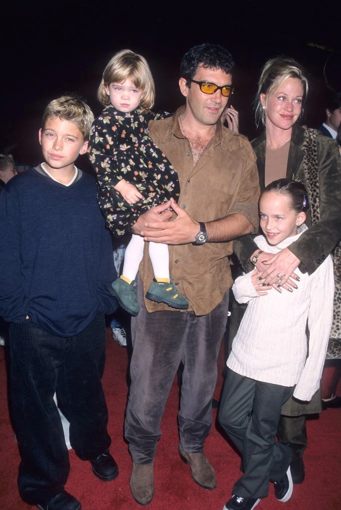 Antonio Banderas és Melanie Griffith a gyerekeikkel (Fotó: Getty Images)