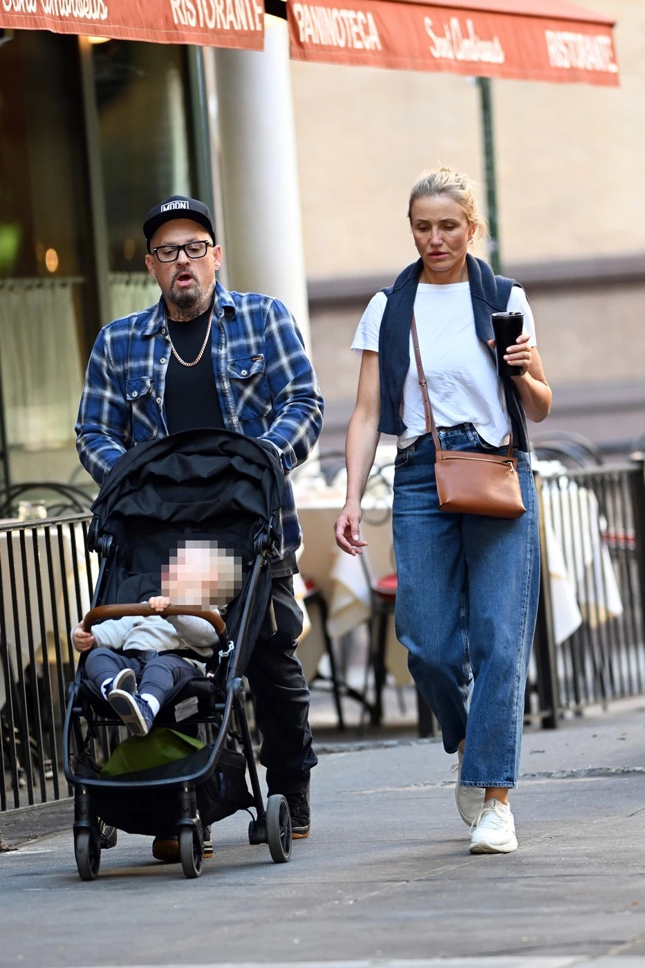 Férjével, Benjivel és kisfiával, Cardinale-lal (Fotó: Profimedia)