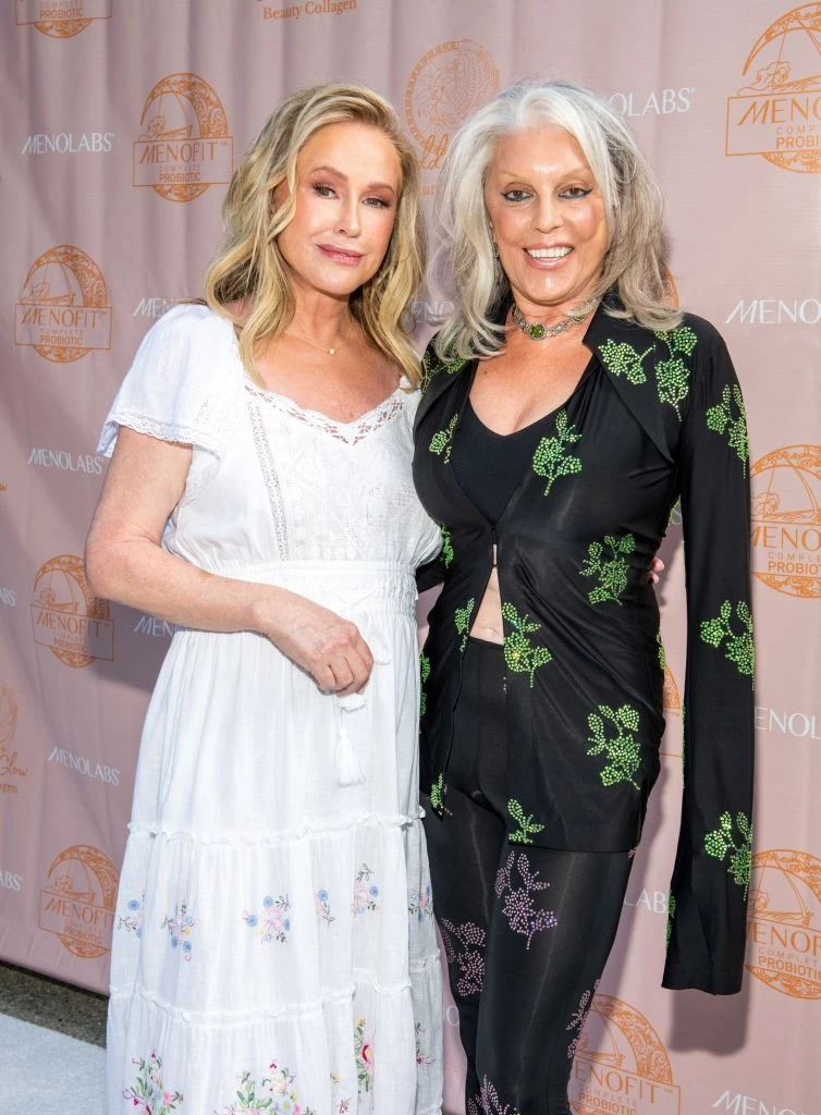 Shera (feketében) legutóbb 2022-ben mutatkozott nyilvánosan, itt Kathy Hiltonnal látható (Fotó: Getty Images)