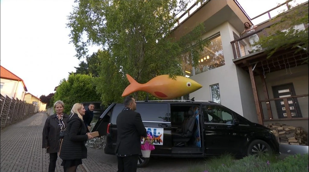 Demcsák Zsuzsa vacsoravendégei a kocsiban várakoztak hosszasan