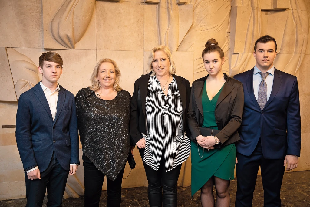 Máté Péter lányai és unokái: Edit, Dorka és gyermekeik, Gergő, Kamilla és Dani (Fotó: Birton Szabolcs)