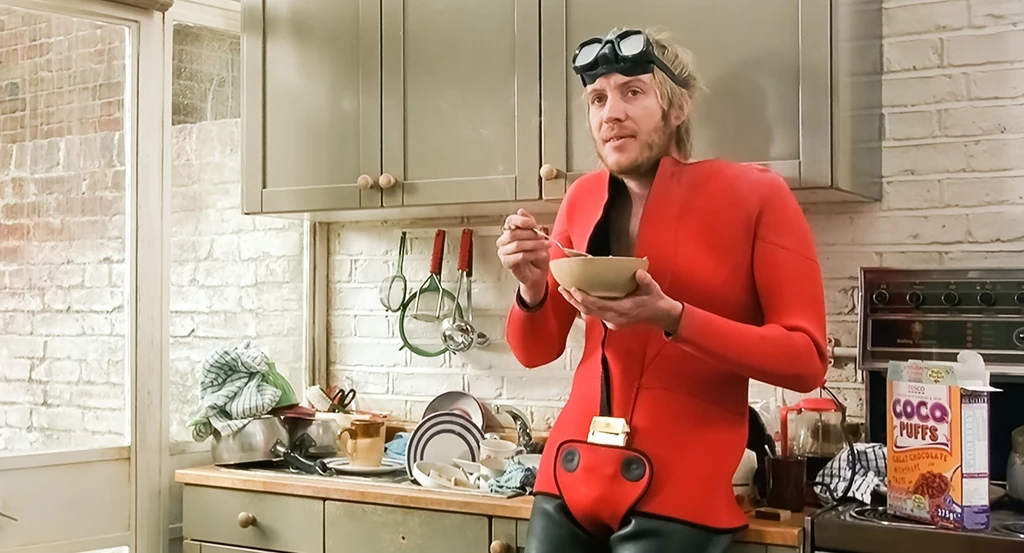 Rhys Ifans mint Spike, a lakótárs