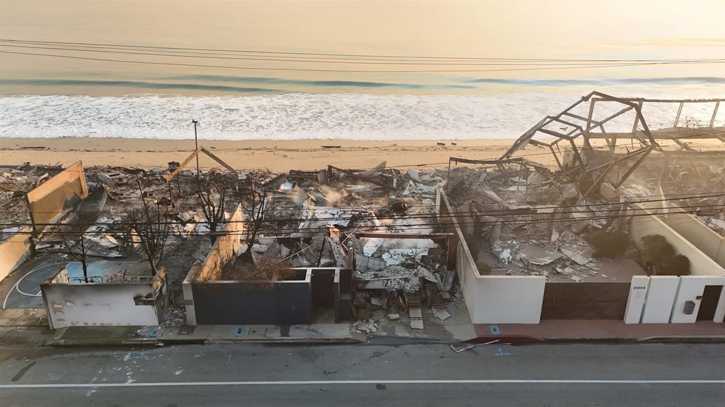 Ez maradt Paris Hilton házából a tűz után (Fotó: Profimedia)