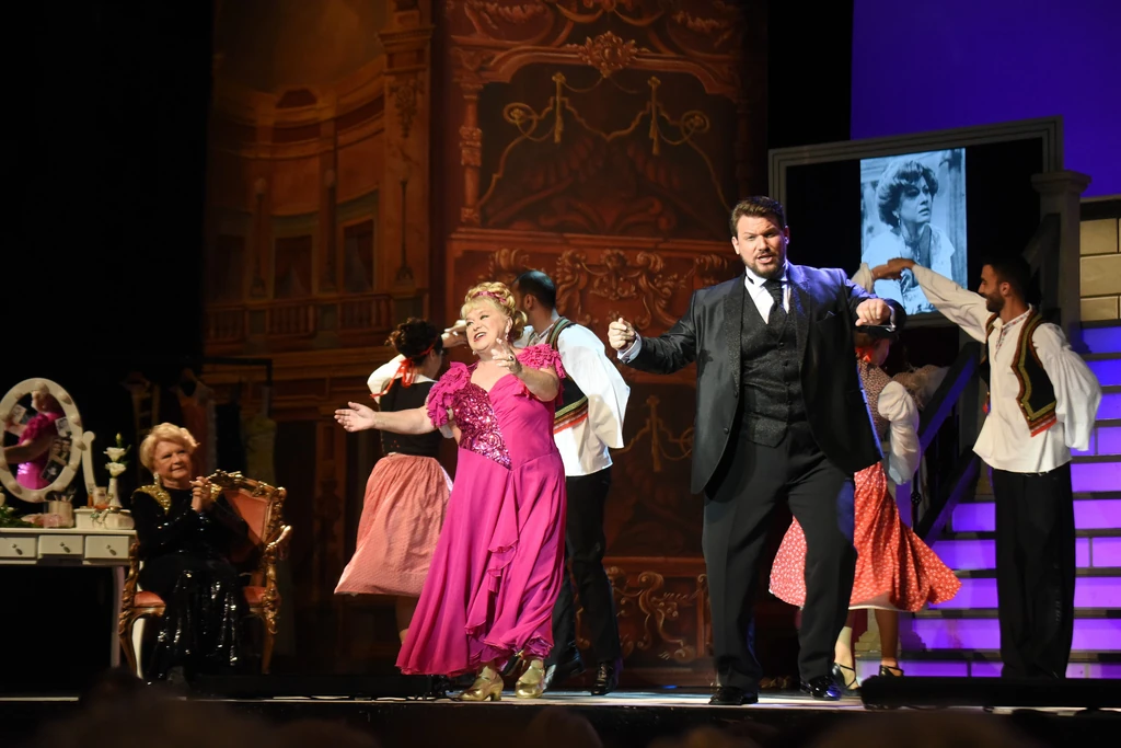 Legendásan mozgékony a színpadon is. Itt Peller Károllyal Galambos Erzsit ünneplik (Fotó: Olajos Piroska/fotocentral.hu)