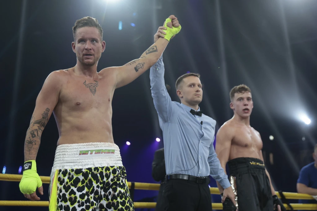 Istenes Bence kezét emelték a magasba a Sztárbox legutóbbi adásában (Fotó: RTL <em>–</em> Sajtóklub)