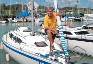 Koós János a nyarakat a Balatonon, a vitorlásán töltötte, amelyet bő harminc évvel ezelőtt építtetett. Számos művész, Aradszky­ László, Hofi Géza, Szerednyey Béla és Bajor Imre is megfordult a fedélzeten. „Szenvedélyem a hajózás, amit szerencsére feleségem és gyermekeim is megértettek, sőt átvettek tőlem – mondta egykor Koós. – Arra már nem is emlékszem, mikor tettem le a vizsgámat, de arra igen, hogy nagyon büszke voltam magamra. Egyszer Bajor Imrével viharba keveredtünk, azt hittük, ott maradunk, de végül elvonult fölöttünk az erős szél.”