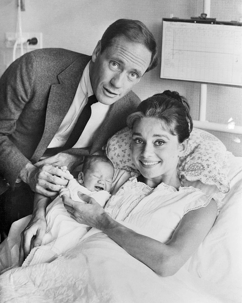 Audrey Hepburn az újszülött Seannal a karjában, ragyog a boldogságtól