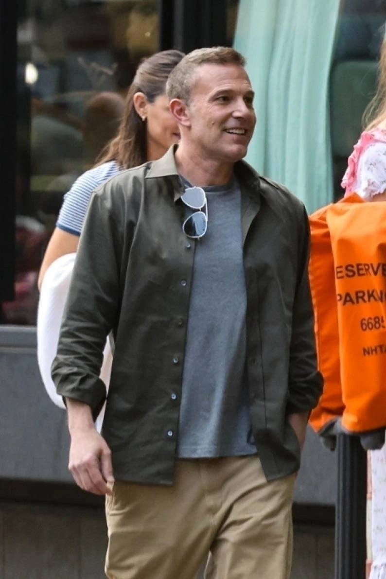 A friss fotók alapján nem úgy tűnik, hogy Affleck nagyon szomorú lenne... (Fotó: Profimedia)