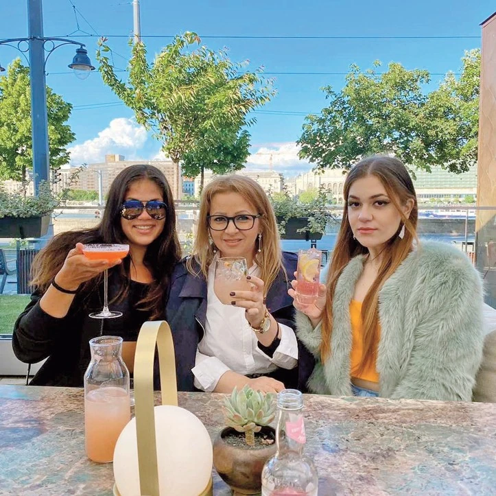 Evelinnel és Virággal – nagyon büszke a lányaira (Fotó: Smagpictures)