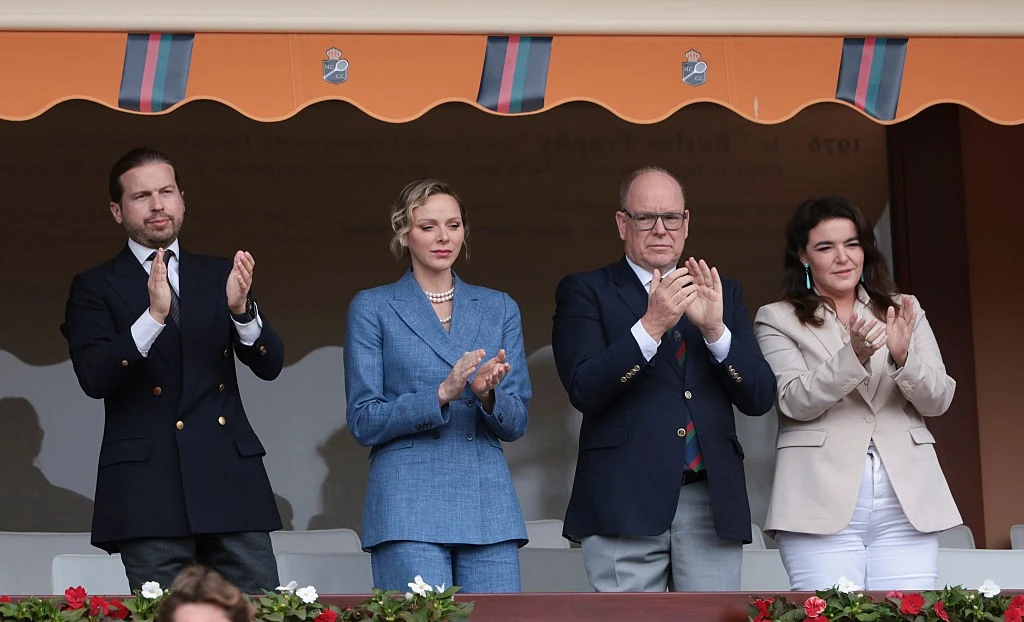 Festetics György rokonával, Albert monacói herceggel és feleségével egy monte-carlói tenisztornán 2025-ben