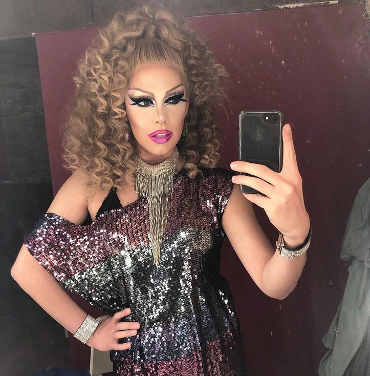 Két órába telik, míg elkészíti a sminkjét