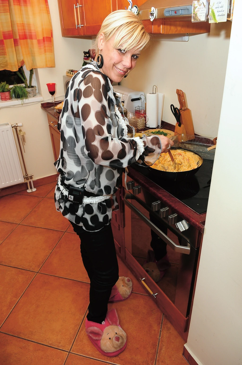 A hosszú, magányos estéken feldobta egy kiadós vacsora (Fotó: RTL)