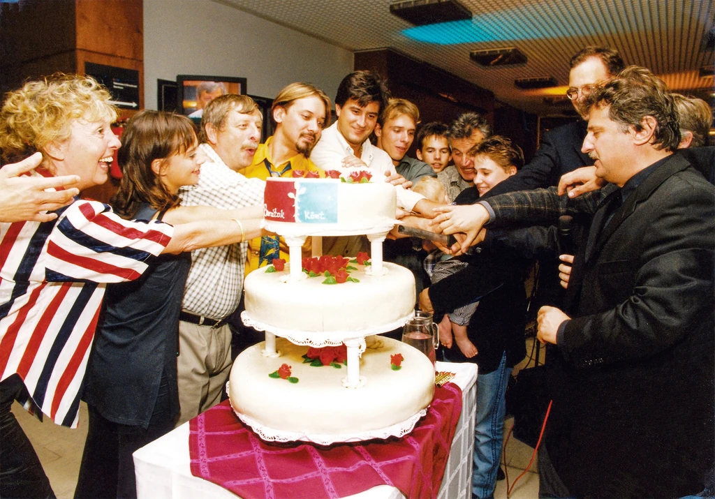 Egykor hatalmas közös bulikat tartott a stáb