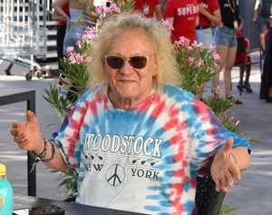 Charlie még mindig hozza az utánozhatatlan vagányságot – a Woodstock-póló pedig tökéletes választás volt