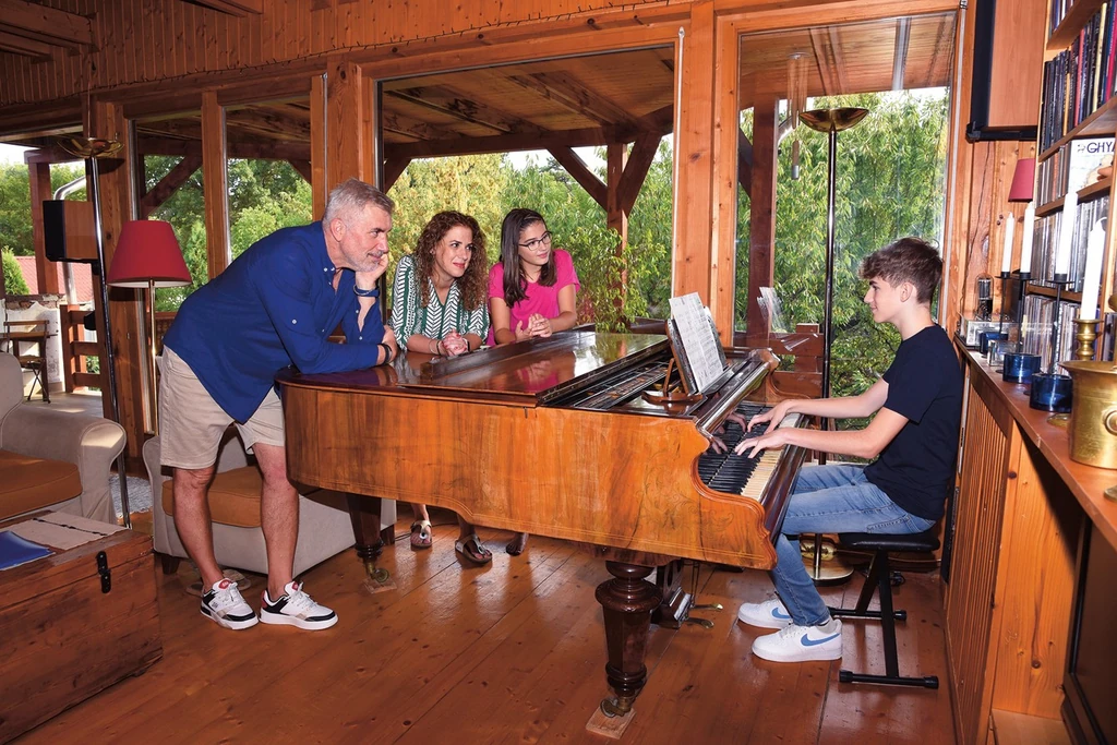 Mindkét gyerek zongorázni tanul, így a nappaliban áll egy hangszer is (Fotó: Olajos Piroska)